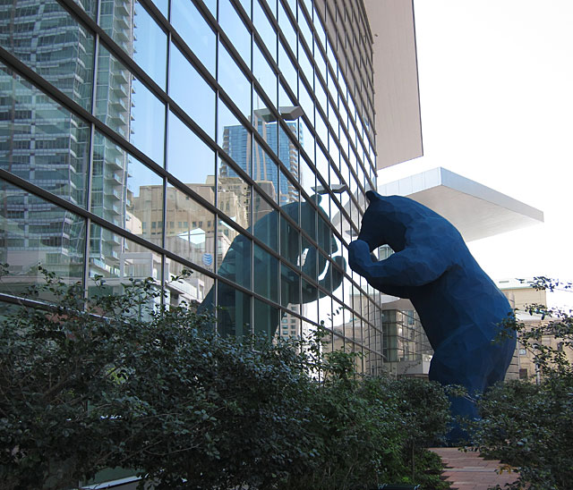 Photo of 4 story bear statue