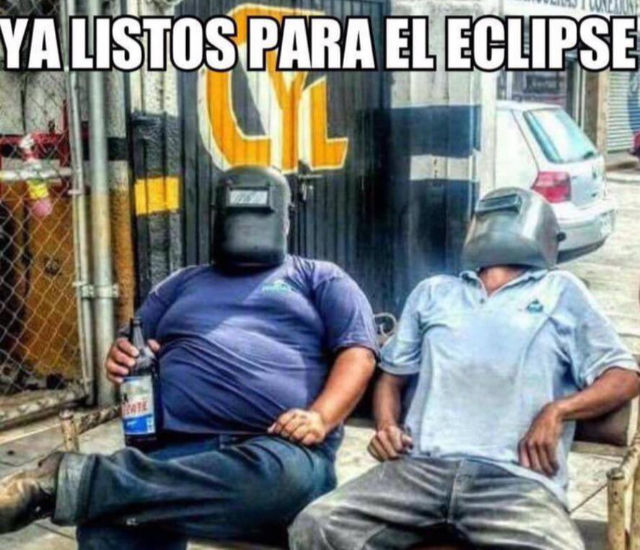 Meme (in Spanish): They are ready for the eclipse, sitting in lawn chairs, holding beer, and wearing welders hoods