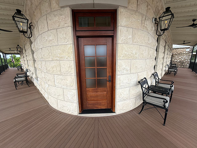 Photo: Emigrant Boutique Hotel's second floor balcony